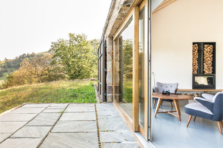 The interior is relaxing, natural and refined, there's a huge contrast between the outdoor and indoor space