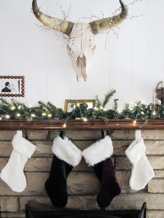 25 Fresh Ways To Style Your Mantel For Christmas - DigsDigs
