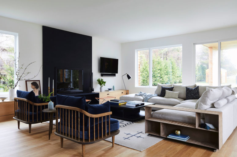 This peaceful and calm residence is located outside New York and it's a holiday home for a family of six
