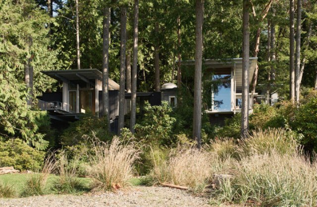 The house consists of pavilions that are connected with corridors under a unifying roof