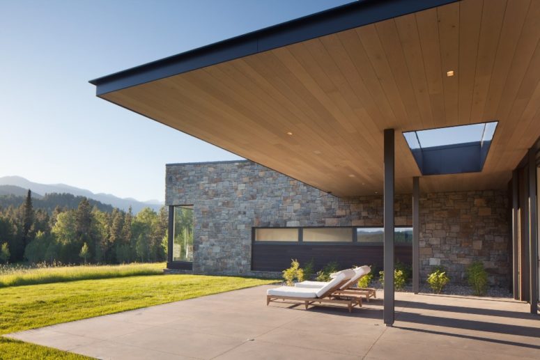 There are several terraces and extensive glazing that connect the indoor spaces with outdoors