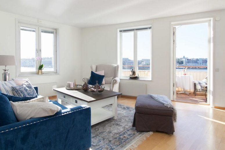 White walls, wooden floors and touches here and there are the Nordic features, while blue shades are inspired by the river views