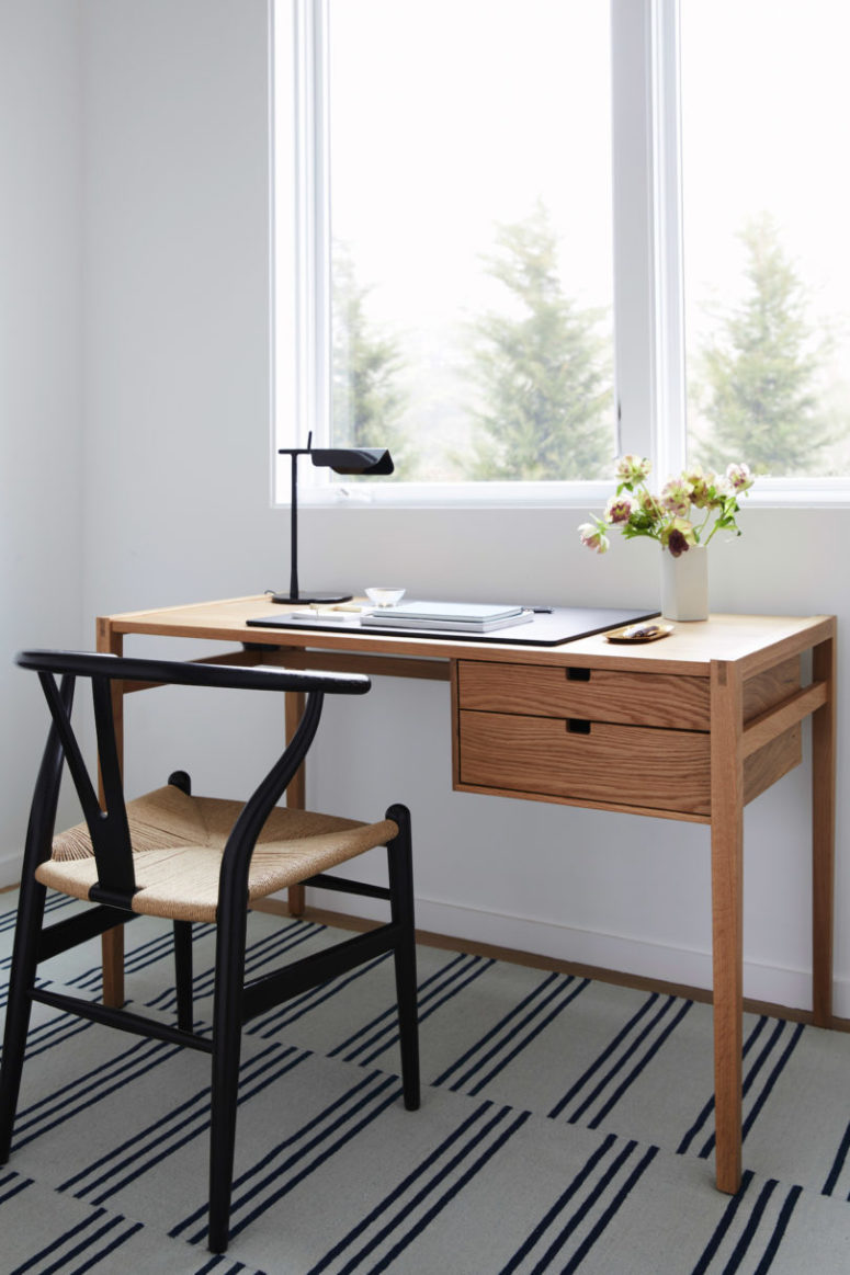 The working space is done with a small wooden desk and a chair, there's much light here