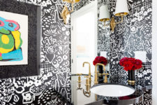 05 The mudroom features black and white graphic wallpaper, a colorful artwork and elegant brass touches