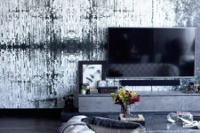 05 The second wall is taken by a large pearly and grey wall art that seems to sparkle
