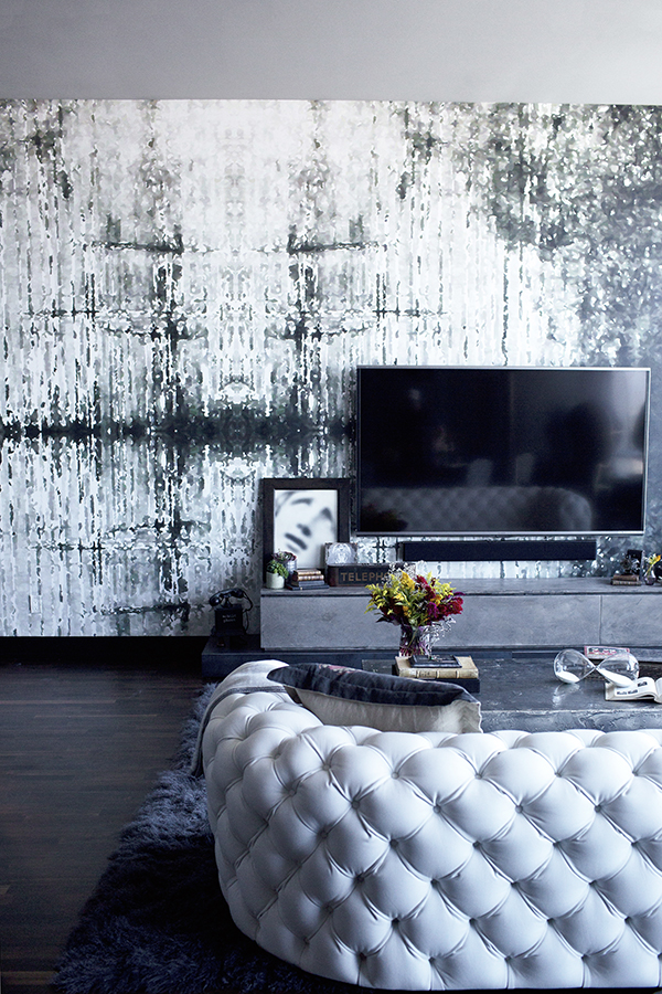 The second wall is taken by a large pearly and grey wall art that seems to sparkle