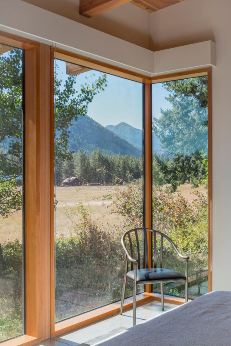 The views are caught everywhere to make the indoors merge with outdoors and enjoy the beautiful nature around