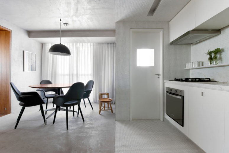 The dining zone is placed by the window, with comfy chairs and a round table