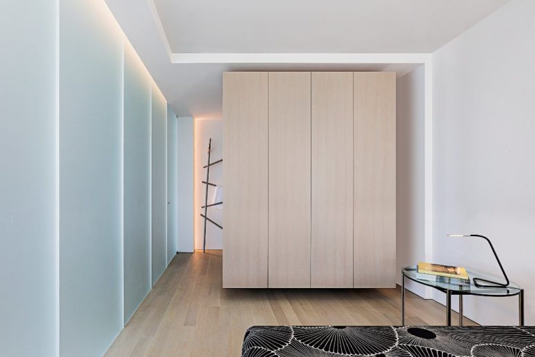 The sleeping area and the bathroom are divided with wood panels that don't reach either the floor or the ceiling to look ethereal