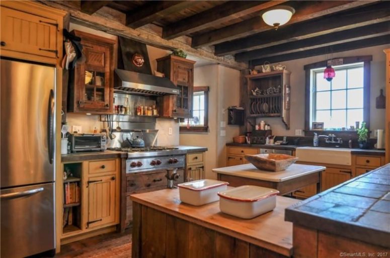 The cabinets are customized, and there is a wooden ceiling with beams again, which gives the tone to the space The cabinets are customized, and there is a wooden ceiling with beams again, which gives the tone to the space