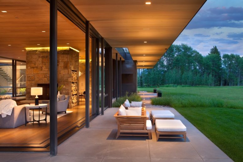 The spacious living room is partly indoor, partly outdoor one, there's much glazing and the owners can open the doors to eliminate the borders