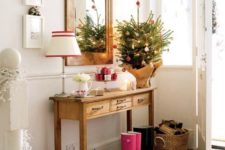 09 an evergreen tree with ornaments and lights and a gift display are all you need for cute Christmas decor