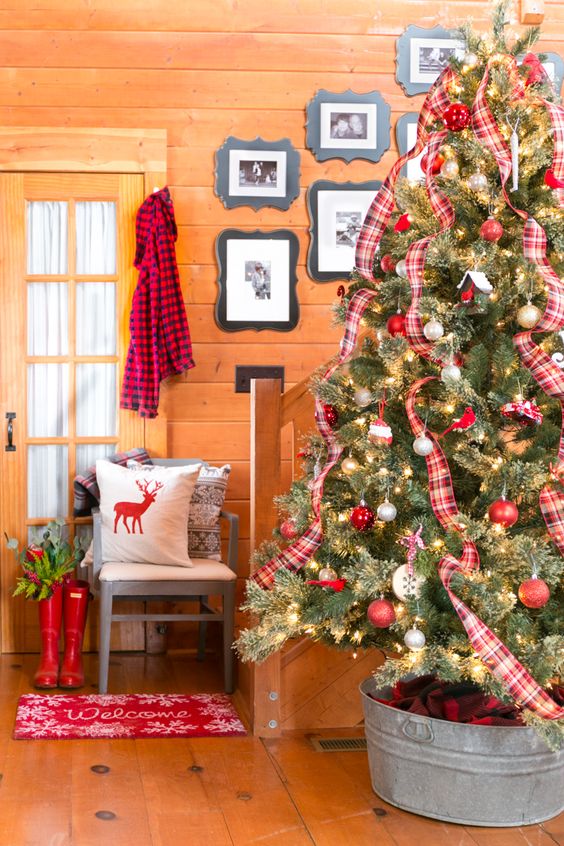 26 Plaid And Tartan Christmas Home Decor Ideas - DigsDigs