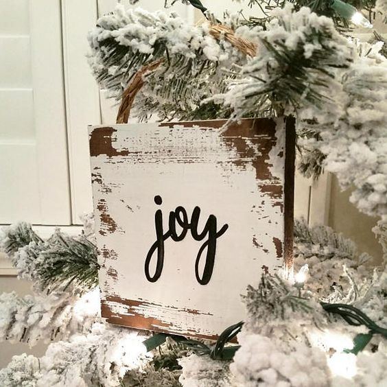 a little shabby pallet Christmas sign can be used as a tree ornament