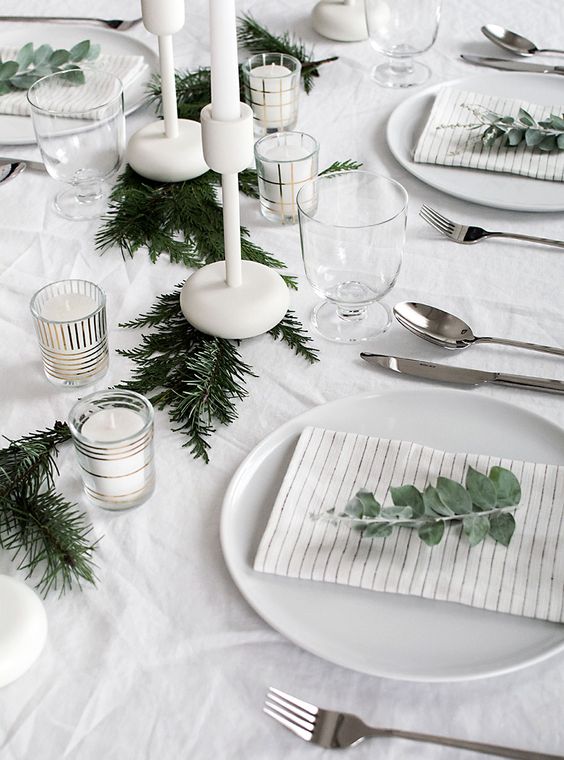 25 Inspiring Christmas Table Setting Ideas - DigsDigs