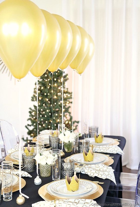 gold balloons centerpiece for a cool tablescape in black and gold