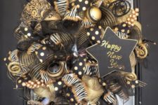 24 a chic sparkly black and gold wreath with ribbons, ornaments, a chanlkboard star and vignettes
