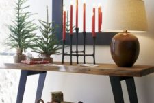 25 simple styling with evergreen trees, red candles and a basket with gifts