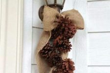 26 a burlap and pinecone decoration for outdoors can be made in a couple of minutes