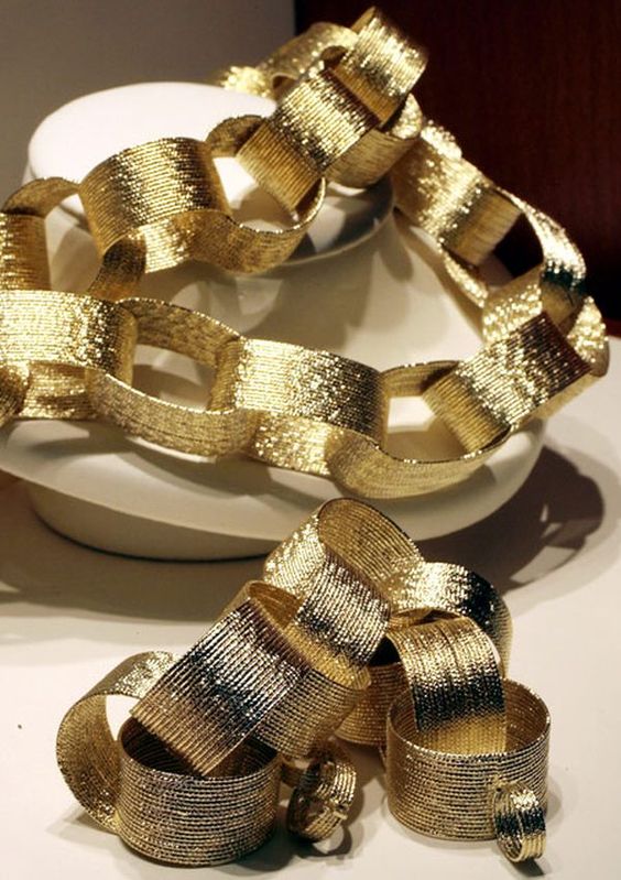 a shiny gold chain garland for a glam and glitz New Year party