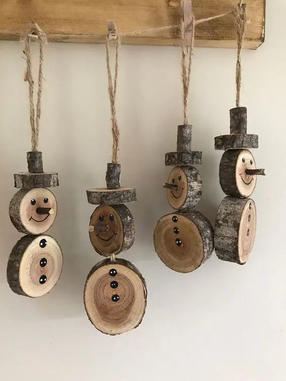 a set of wooden Christmas ornaments, branch slice snowmen, is a great idea for the holidays