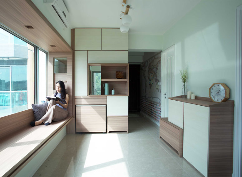 Minimalist Functional Apartment With Bay Windows