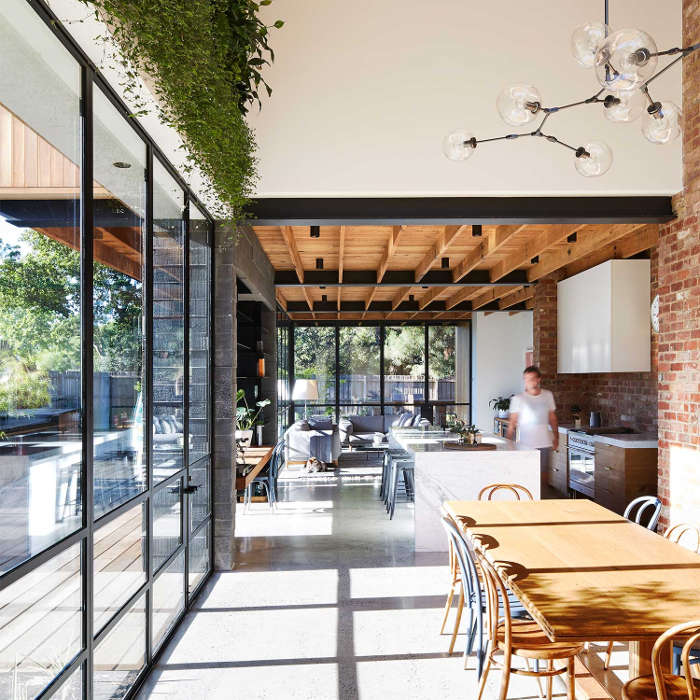 The first storey is fully glazed and features a kitchen, dining and living space, the materials used are industrial ones The first storey is fully glazed and features a kitchen, dining and living space, the materials used are industrial ones