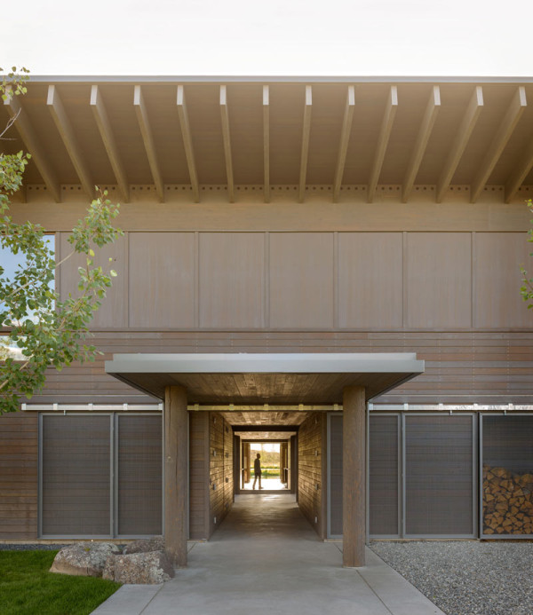 The house exterior is done with plaster, stone, wood and metal to incorporate it into the scenery more beautifully and naturally The house exterior is done with plaster, stone, wood and metal to incorporate it into the scenery more beautifully and naturally