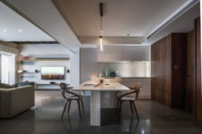 05 A dining table is attached to the kitchen island and is perfectly integrated into the kitchen zone