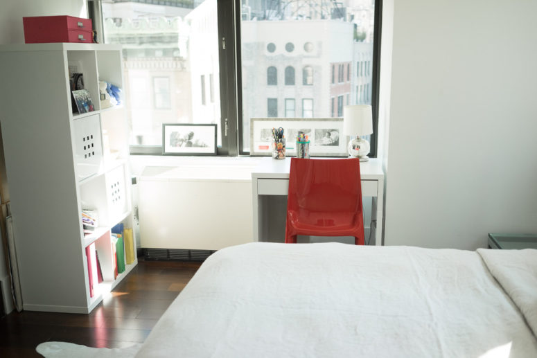 the desk is perfect to organize a working space in a bedroom (Allison Hanrahan Interiors)