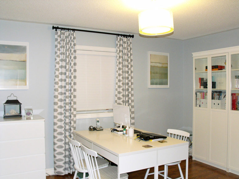 Two IKEA Micke desks in white could become a nice dining table in a small apartment (AM Dolce Vita)