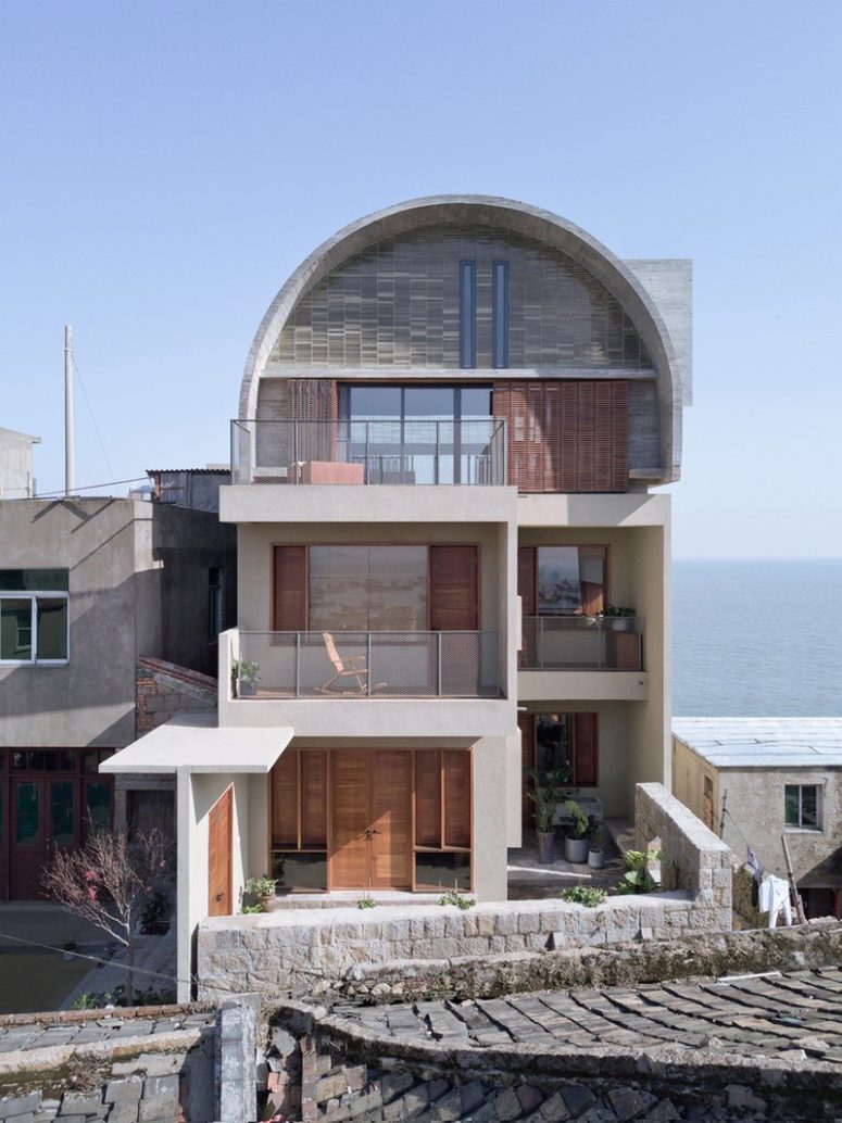 Captain's House is located on a Chinese coast, it looks like a fortress and is contemporary inside