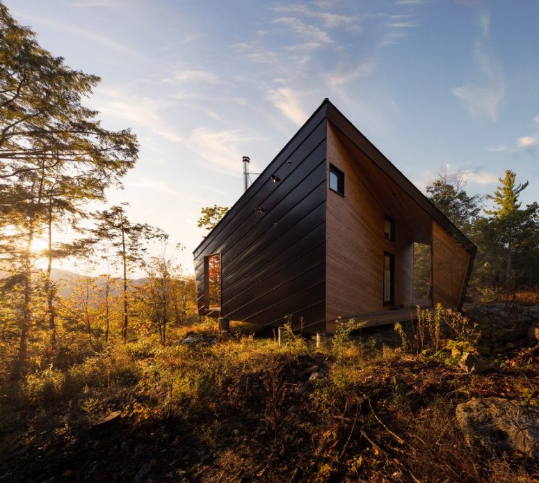 Though it's not large, it features everything necessary, a small deck and perfectly blends with the landscape Though it's not large, it features everything necessary, a small deck and perfectly blends with the landscape
