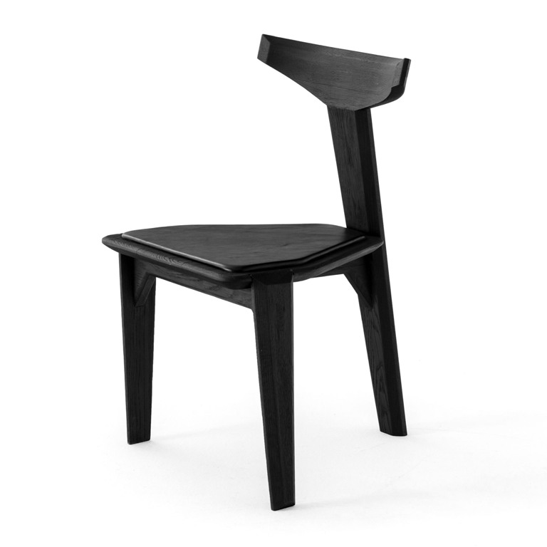 Ceniza chair is made of white oak treated with fire and with a leather seat
