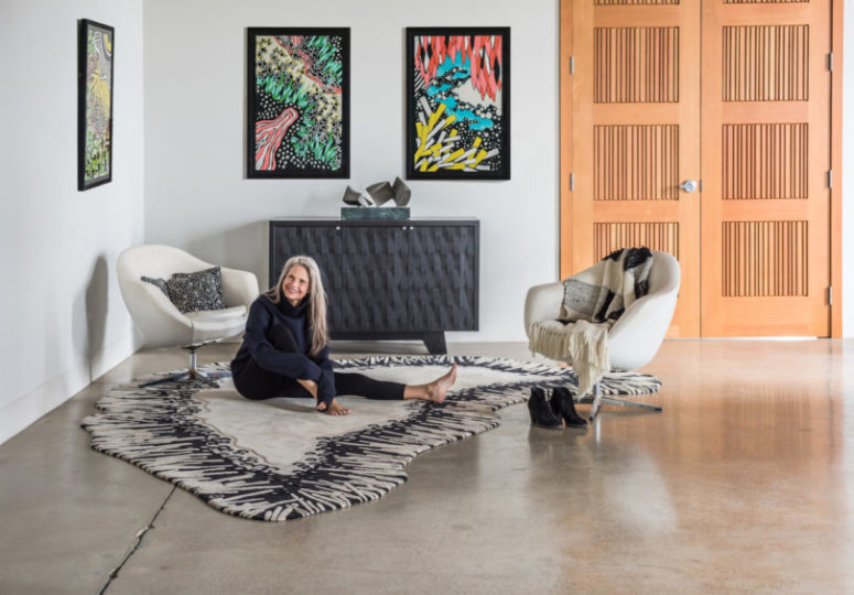 Arenal area rug in black and white, with an eye catchy shape and stripes that remind of thezebra ones Arenal area rug in black and white, with an eye-catchy shape and stripes that remind of thezebra ones
