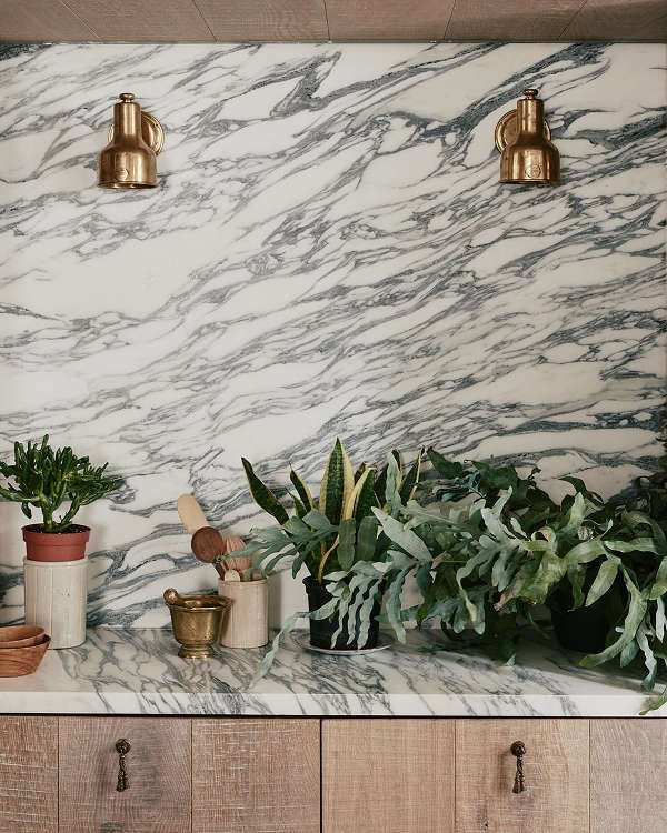 Much potted greenery and plants can be seen throughout the home, they enliven the spaces while echoing with dark green details Much potted greenery and plants can be seen throughout the home, they enliven the spaces while echoing with dark green details