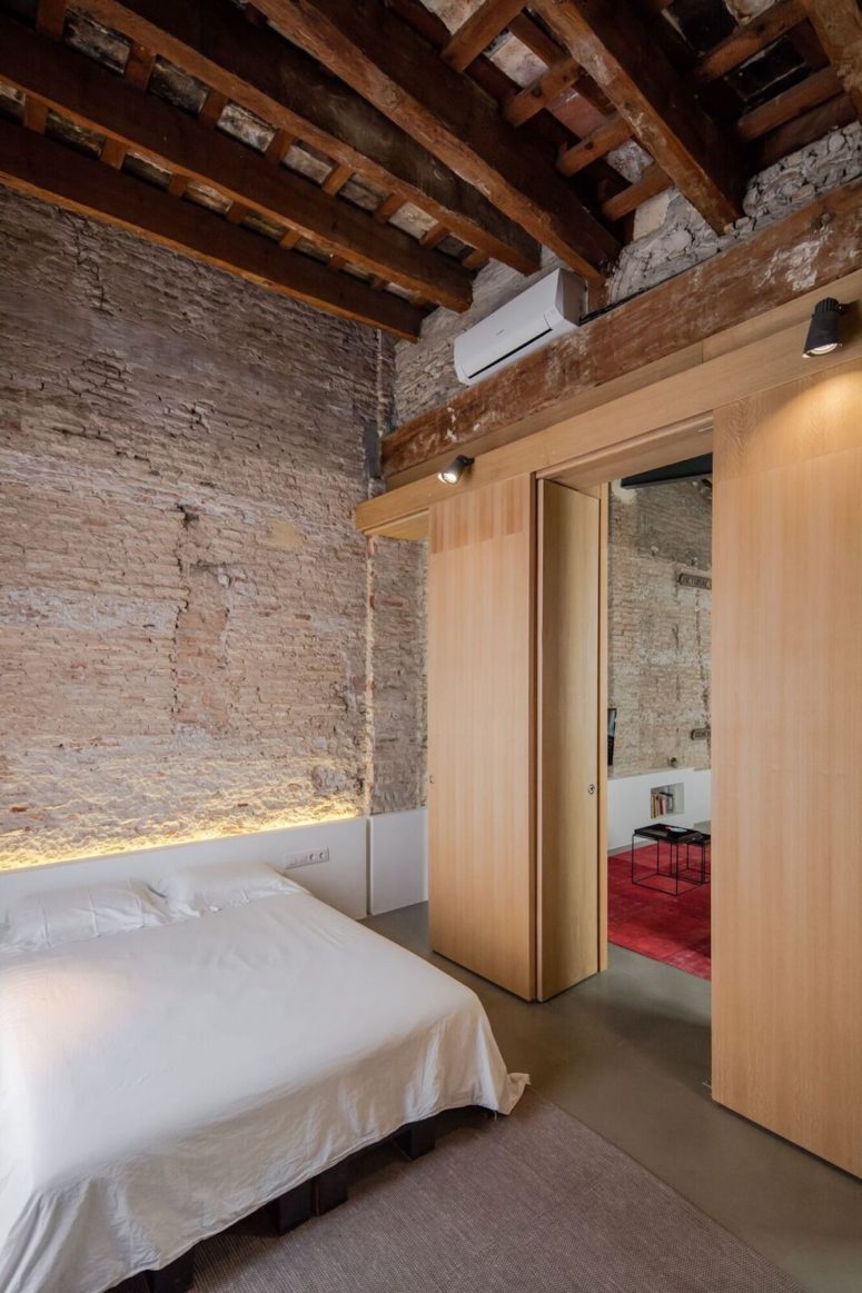 The bedroom is done with built in light, a comfy bed and nothing else nothing unnecessary to declutter the space The bedroom is done with built-in light, a comfy bed and nothing else - nothing unnecessary to declutter the space