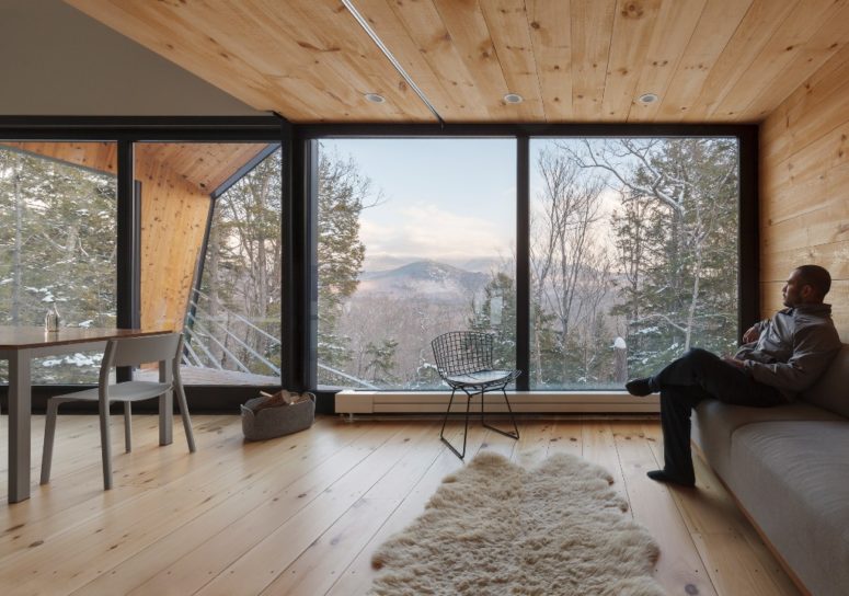 The interiors are very simple and are centered around the views, the aim of which is to give relaxation to the city inhabitants The interiors are very simple and are centered around the views, the aim of which is to give relaxation to the city inhabitants