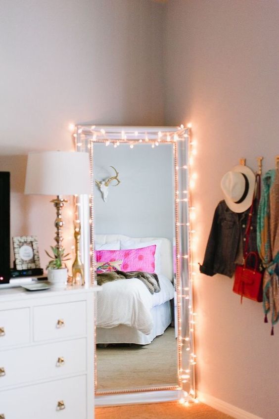 cover the mirror with lights to make dressing up cooler
