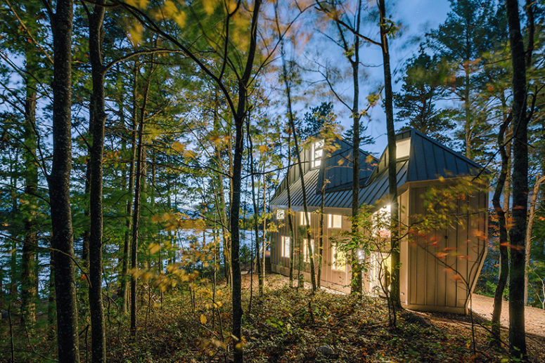 Lakeside House With Creative Architecture