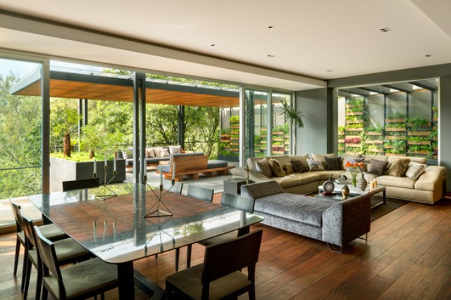 The indoor and outdoor spaces are interconnected and interwoven so that it seems that they are flowing into each other creating one solid space The indoor and outdoor spaces are interconnected and interwoven so that it seems that they are flowing into each other creating one solid space