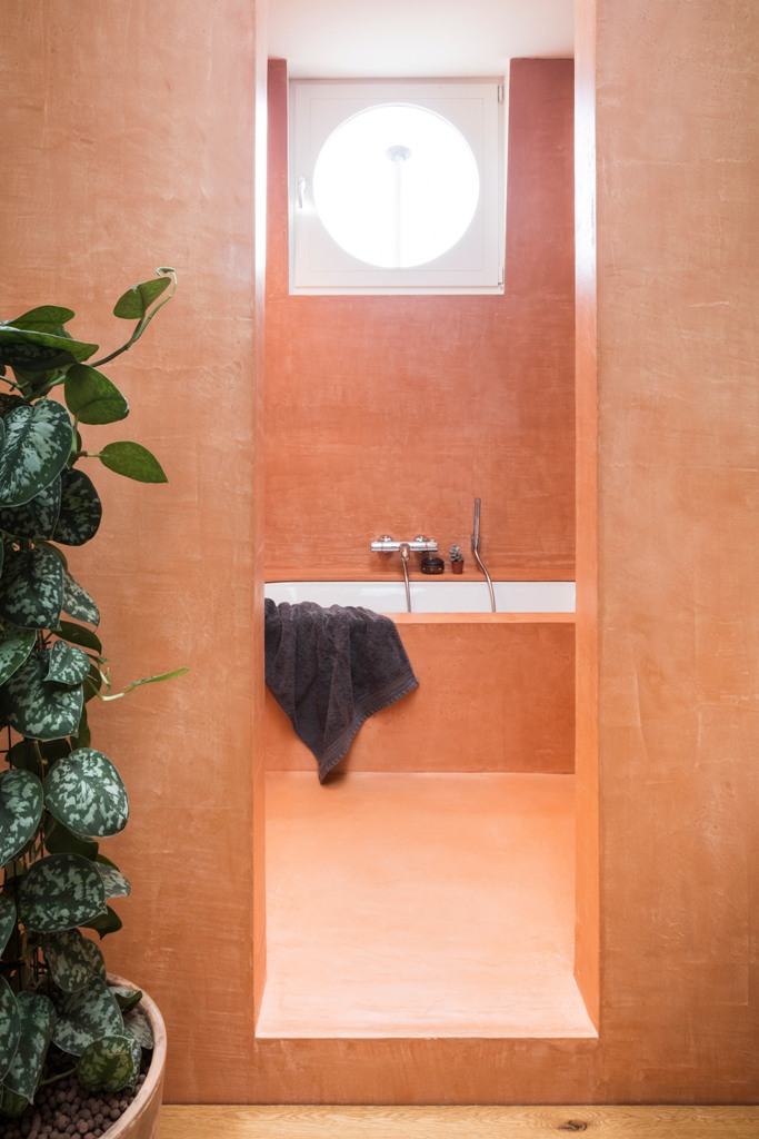 cool orange bathroom design The spaces are done with raw materials for a texture, this bathroom is done in orange for a cheerful feel