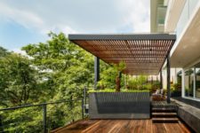 Here’s a comfy pergola that connects the spaces