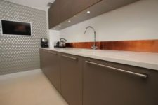 04 a narrow polished copper backsplash adds color and makes the kitchen more interesting