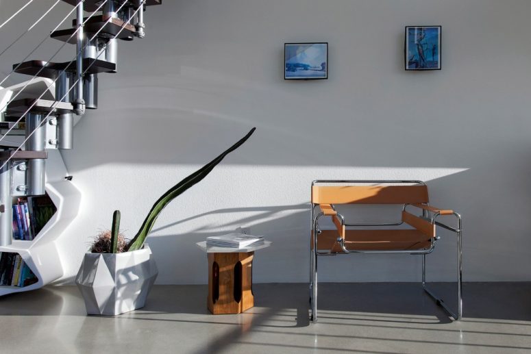 Metal, leather and wood were used for a stylish and bold look, and the walls and floors are neutral to create a wonderful backdrop Metal, leather and wood were used for a stylish and bold look, and the walls and floors are neutral to create a wonderful backdrop