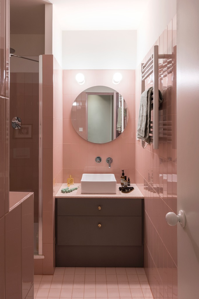 pink bathroom design The bathroom is also done in pink, with pink tiles and with some neutral and grey touches for a contrast