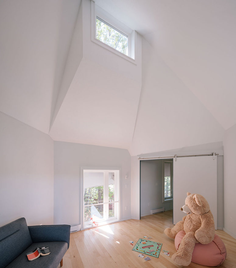 The house is filled with light and is comfortable for every generation, while the decor is modern and very simple The house is filled with light and is comfortable for every generation, while the decor is modern and very simple