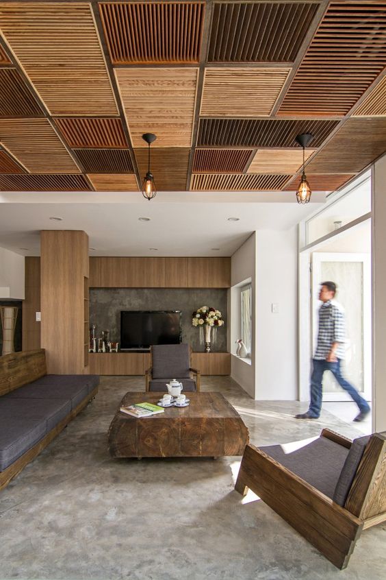 catchy wood tiles on the ceiling of earthy colors become a showstopper here