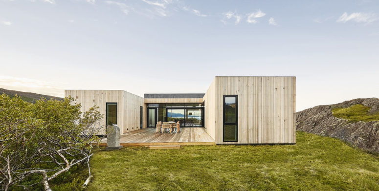 This minimalist house is located in Iceland and is aimed at enjoying natural beauty of the landscape and get a rest from big cities