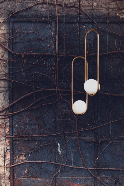 They can be hung in groups or separately and are avilable in bras,s copper and satin black or white metal frames They can be hung in groups or separately and are avilable in bras,s copper and satin black or white metal frames